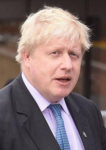 &lt;a title=&quot;EU2018BG Bulgarian Presidency, CC BY 2.0 &amp;lt;https://creativecommons.org/licenses/by/2.0&amp;gt;, via Wikimedia Commons&quot; href=&quot;https://commons.wikimedia.org/wiki/File:Boris_Johnson_in_2018.jpg&quot;&gt;&lt;img width=&quot;256&quot; alt=&quot;Boris Johnson in 2018&quot; src=&quot;https://upload.wikimedia.org/wikipedia/commons/thumb/e/eb/Boris_Johnson_in_2018.jpg/256px-Boris_Johnson_in_2018.jpg&quot;&gt;&lt;/a&gt;